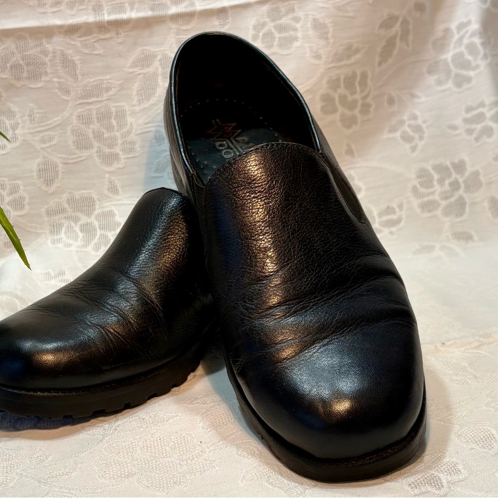 Maine Woods Women's Black Leather uppers padded insoles well made shoes size 9M
